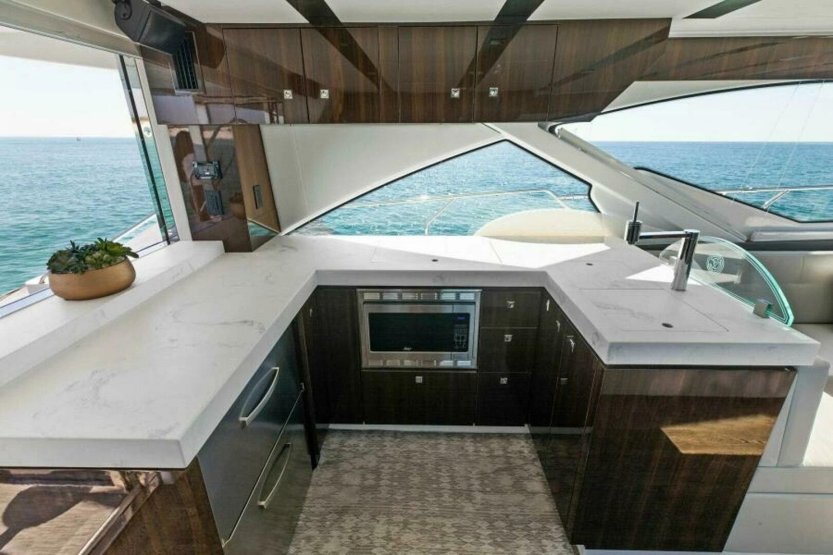 2023 Cruisers Yachts 60 Cantius Fly - Image 11