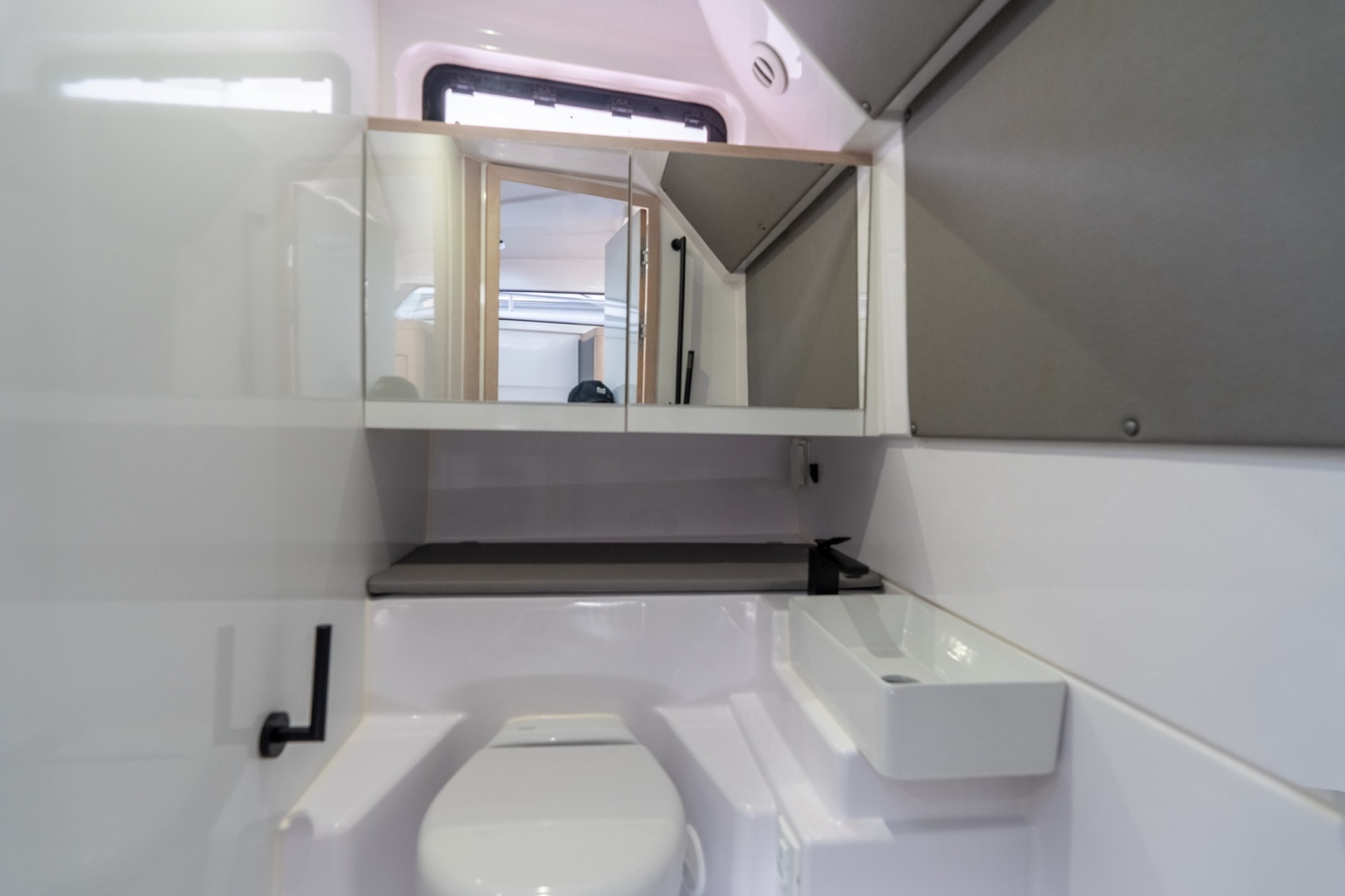 2024 Axopar 45 XC Cross Cabin - Image 28