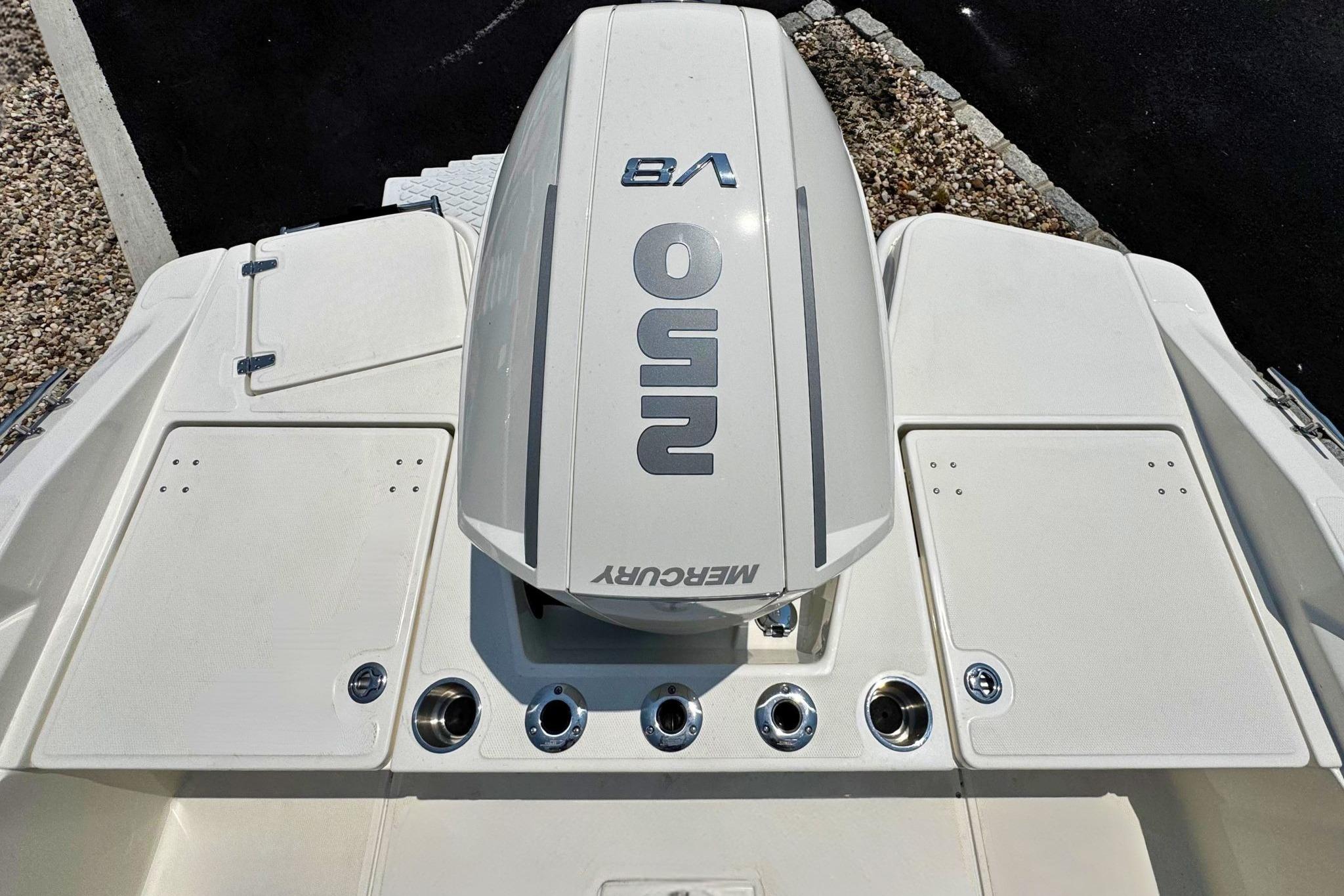 Boston Whaler 220 Dauntless 2026 with Mercury V8 outboard engine, top view.