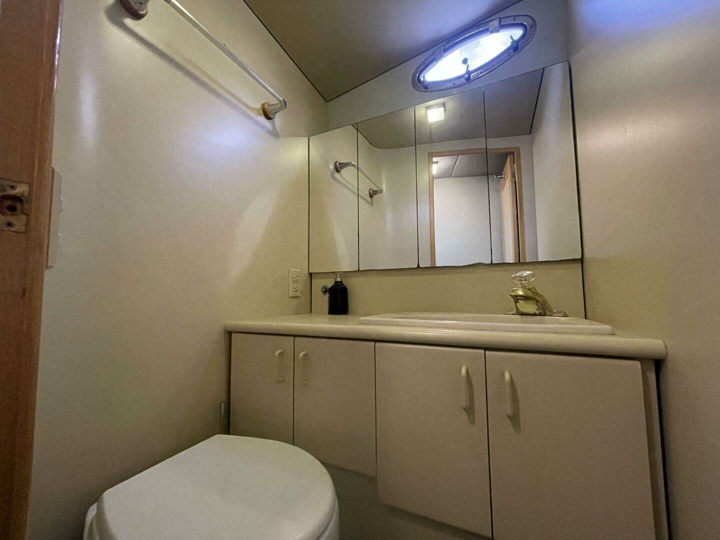 1988 Tollycraft EY440 - Image 32