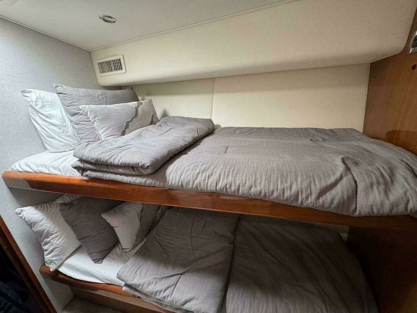 2007 Viking 52 Convertible - Image 25