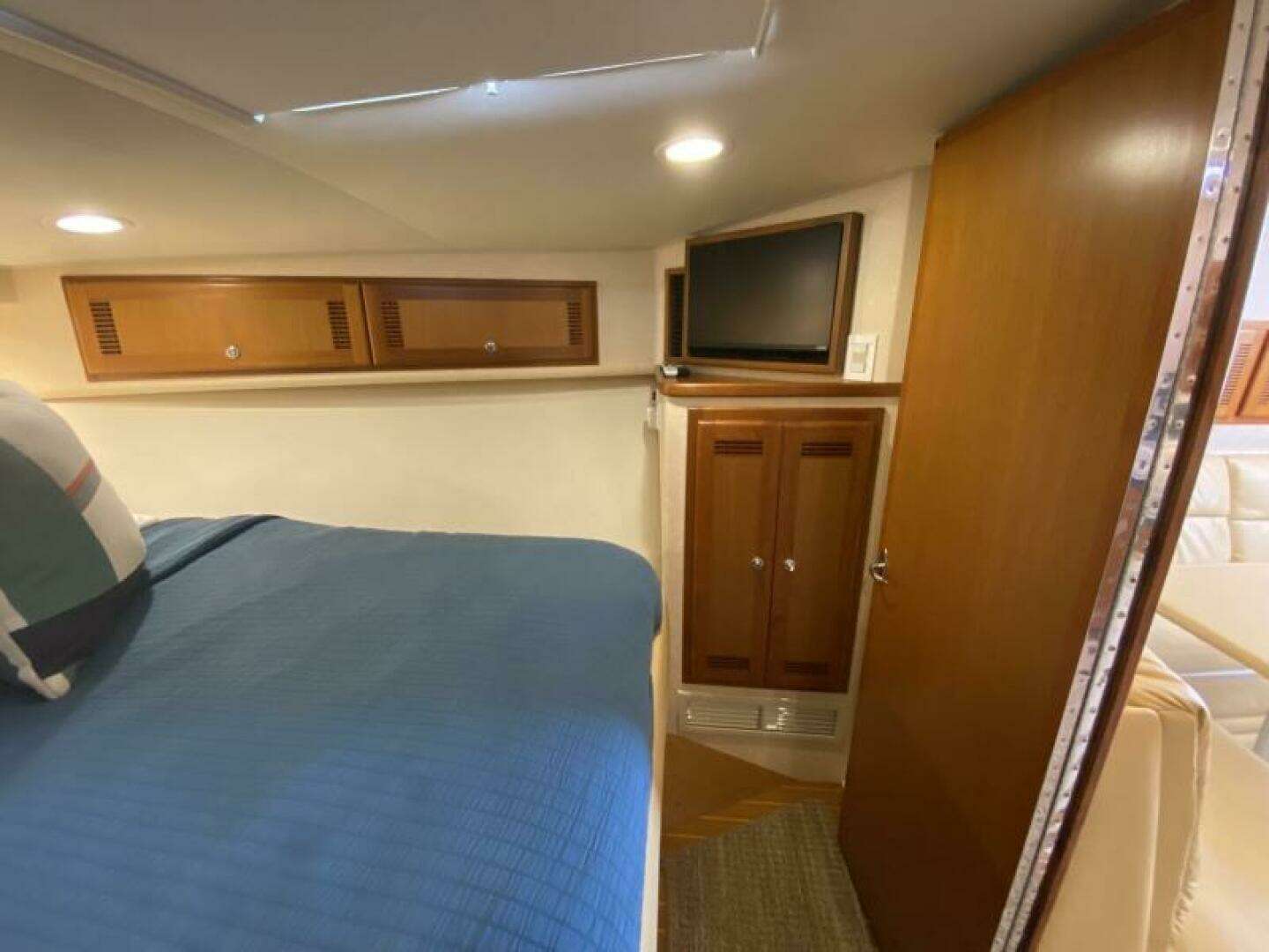 2006 Cabo 40 Express - Image 12