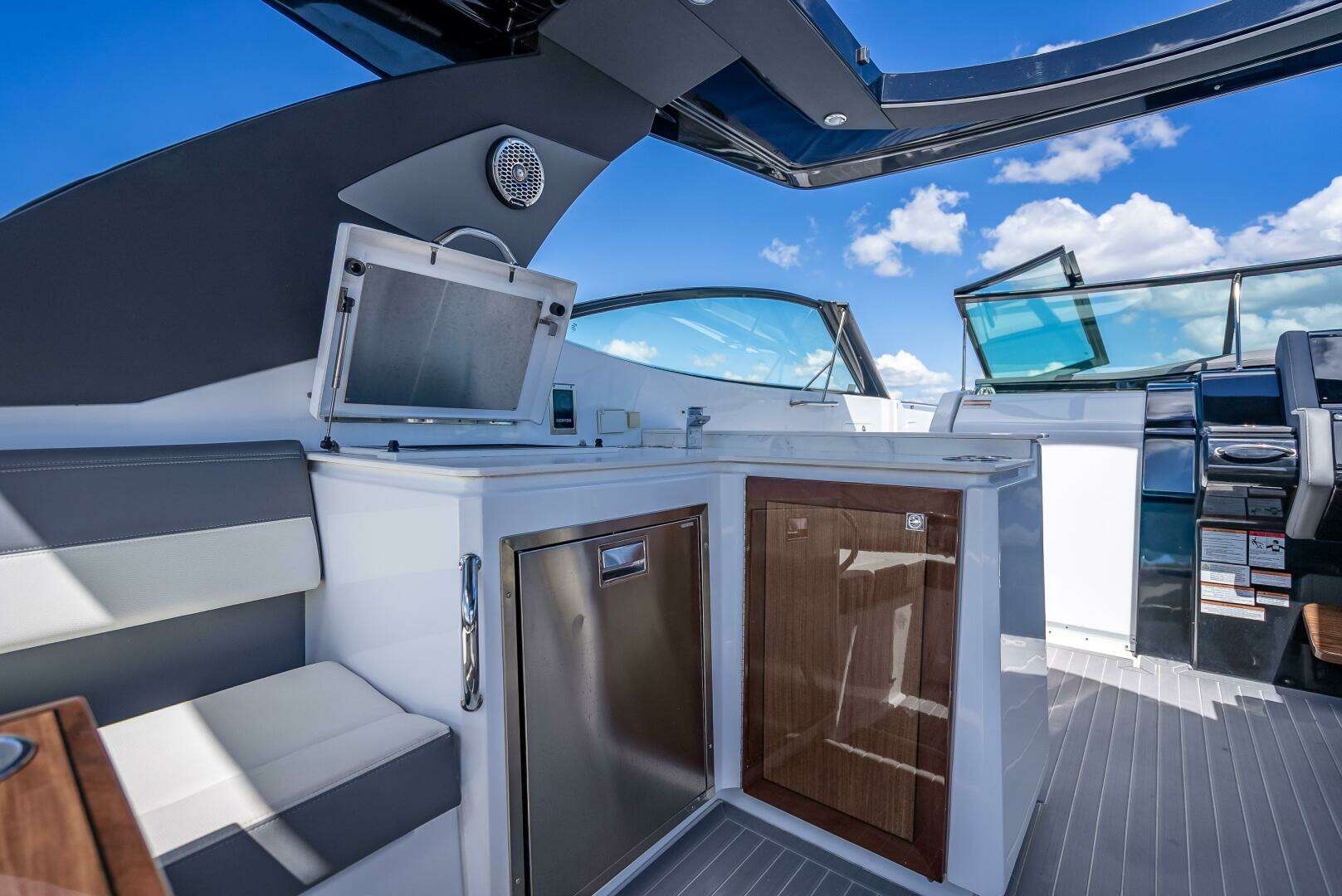 2022 Cruisers Yachts GLS OB - Image 13