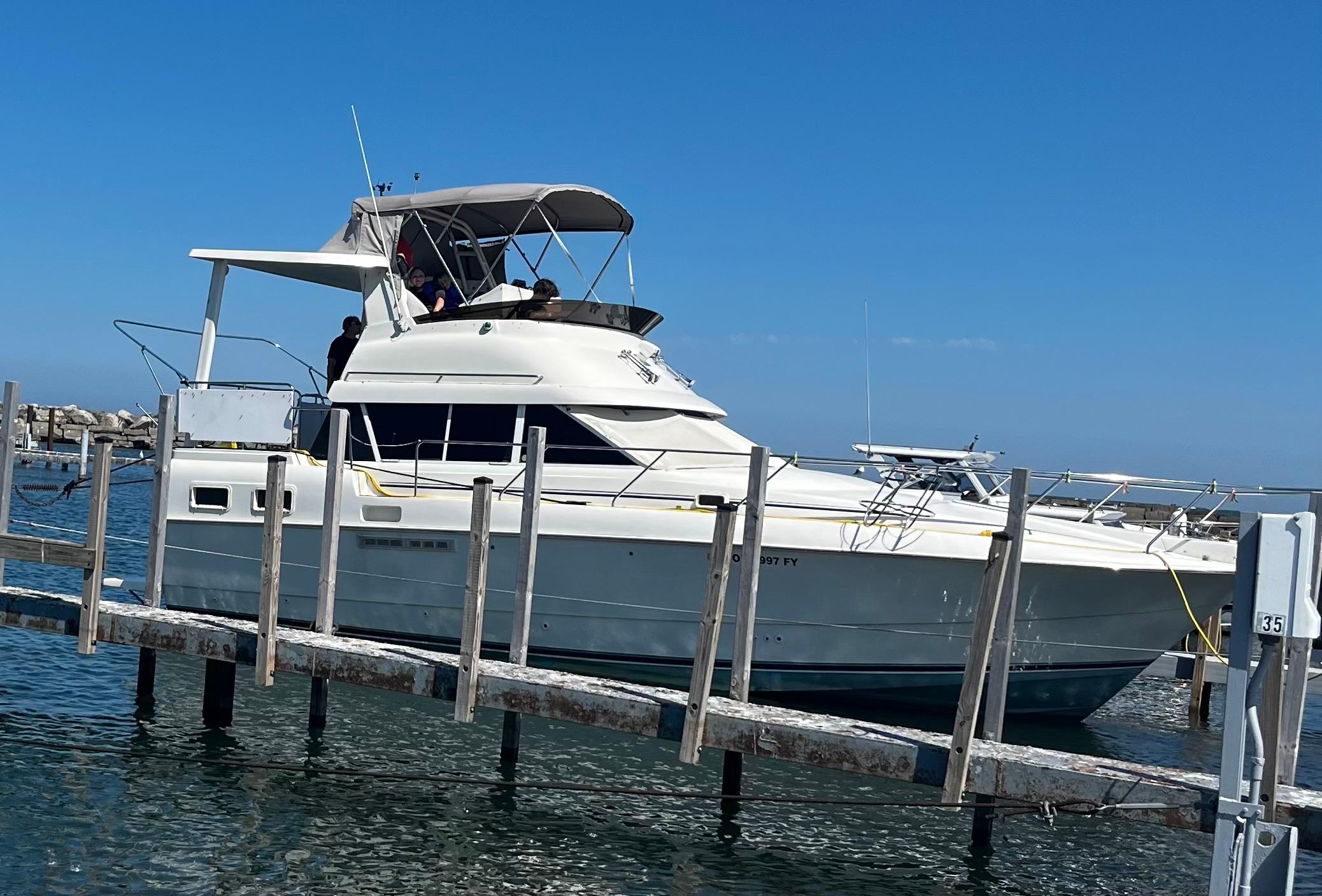 1995 Silverton AFT CABIN yacht docked on a sunny day.