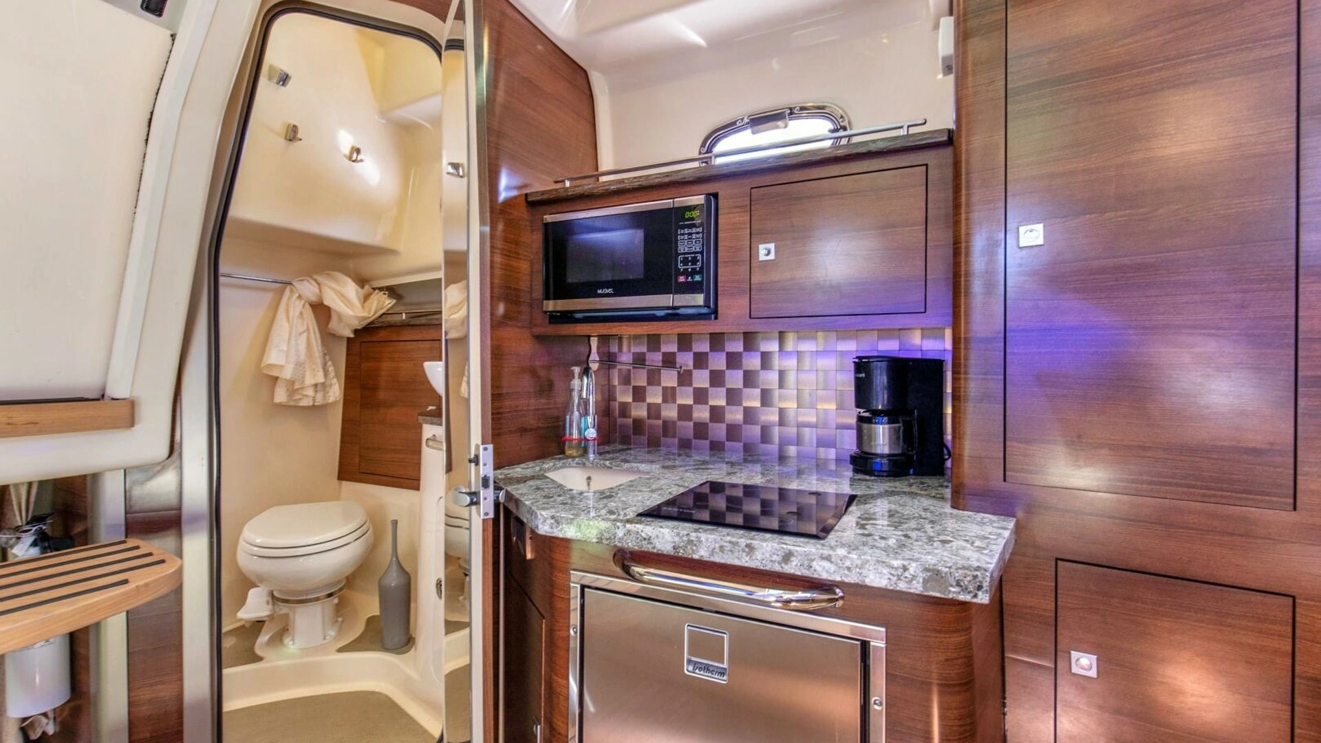 2019 Boston Whaler 345 CONQUEST - Image 9