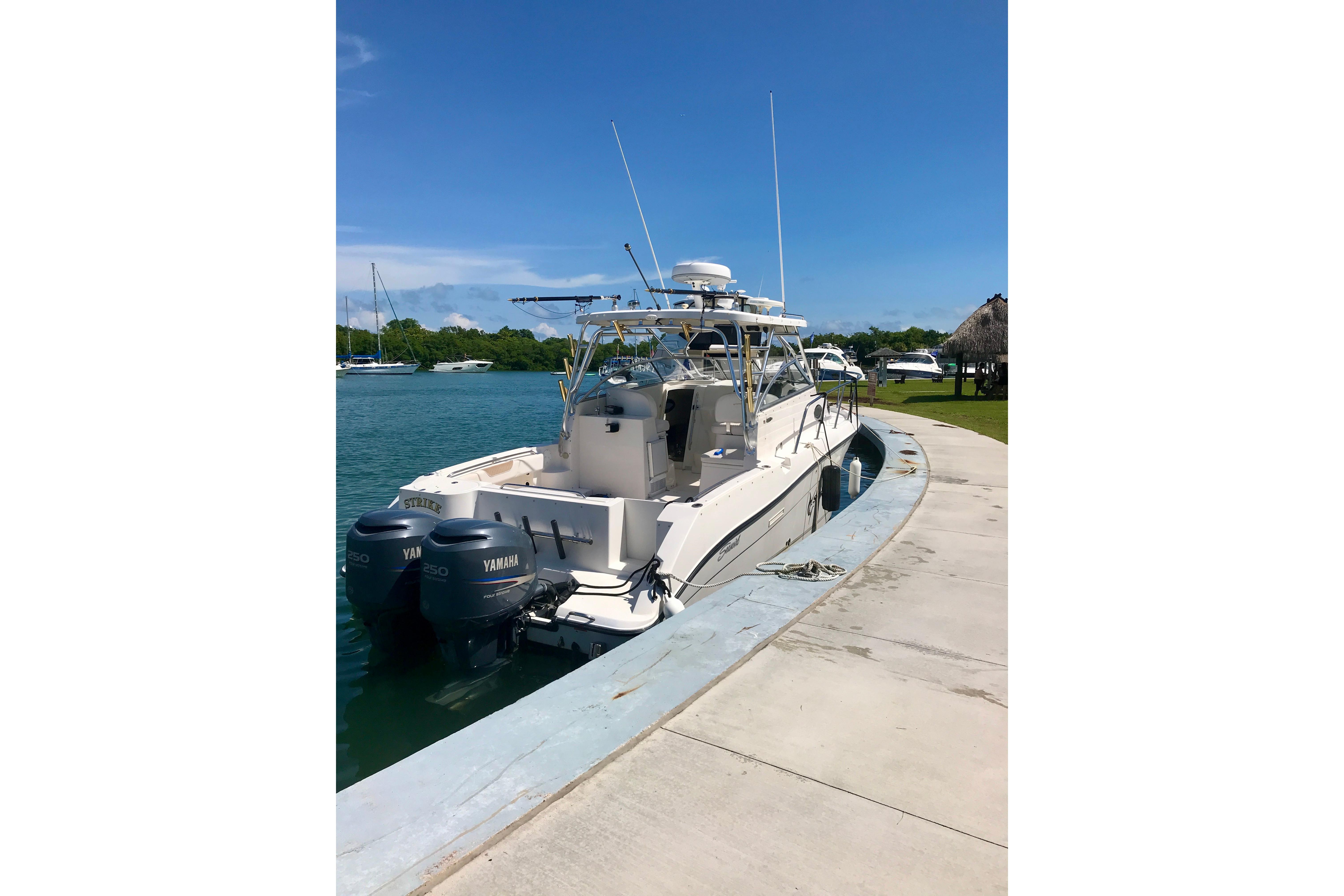 2006 Seaswirl Striper 2901 Walkaround O/B docked with twin Yamaha engines.