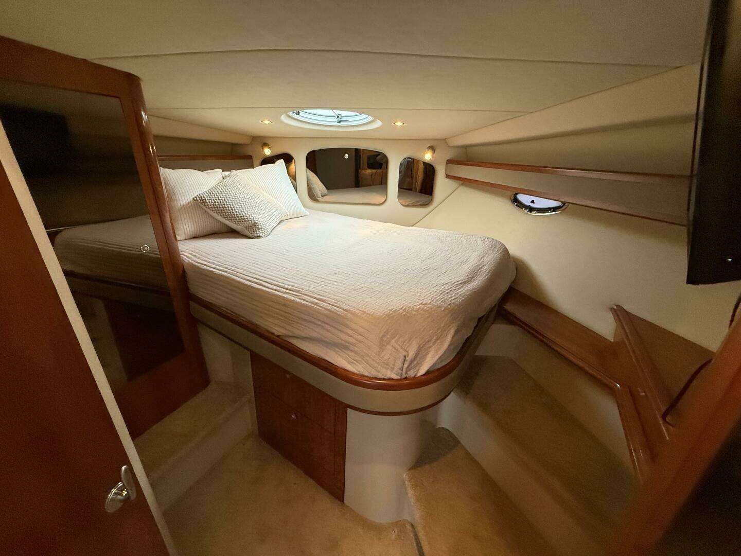 2004 Cruisers 370 Express - Image 34