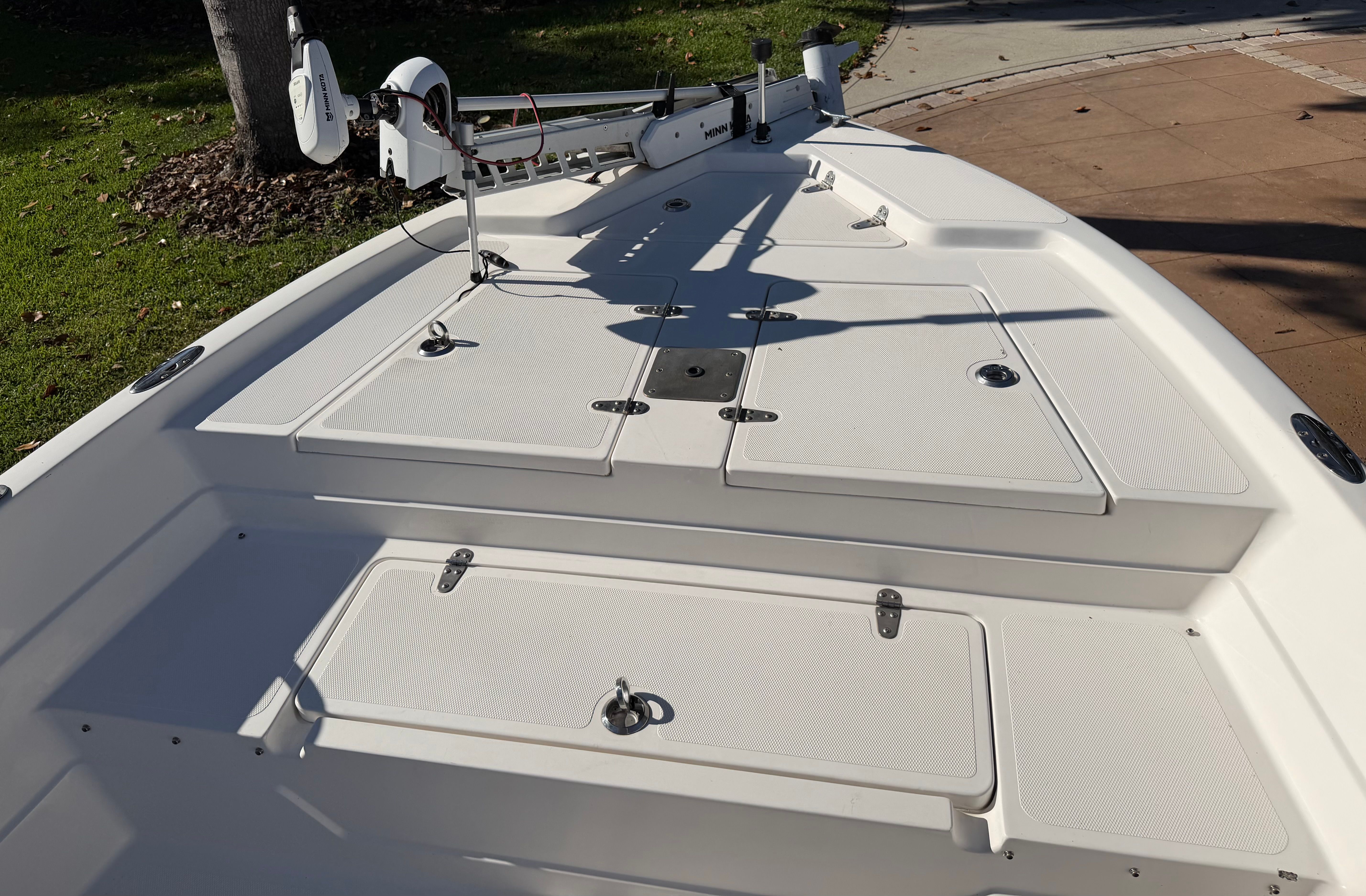 1999 Skeeter ZX2200 boat with spacious deck and storage compartments.
