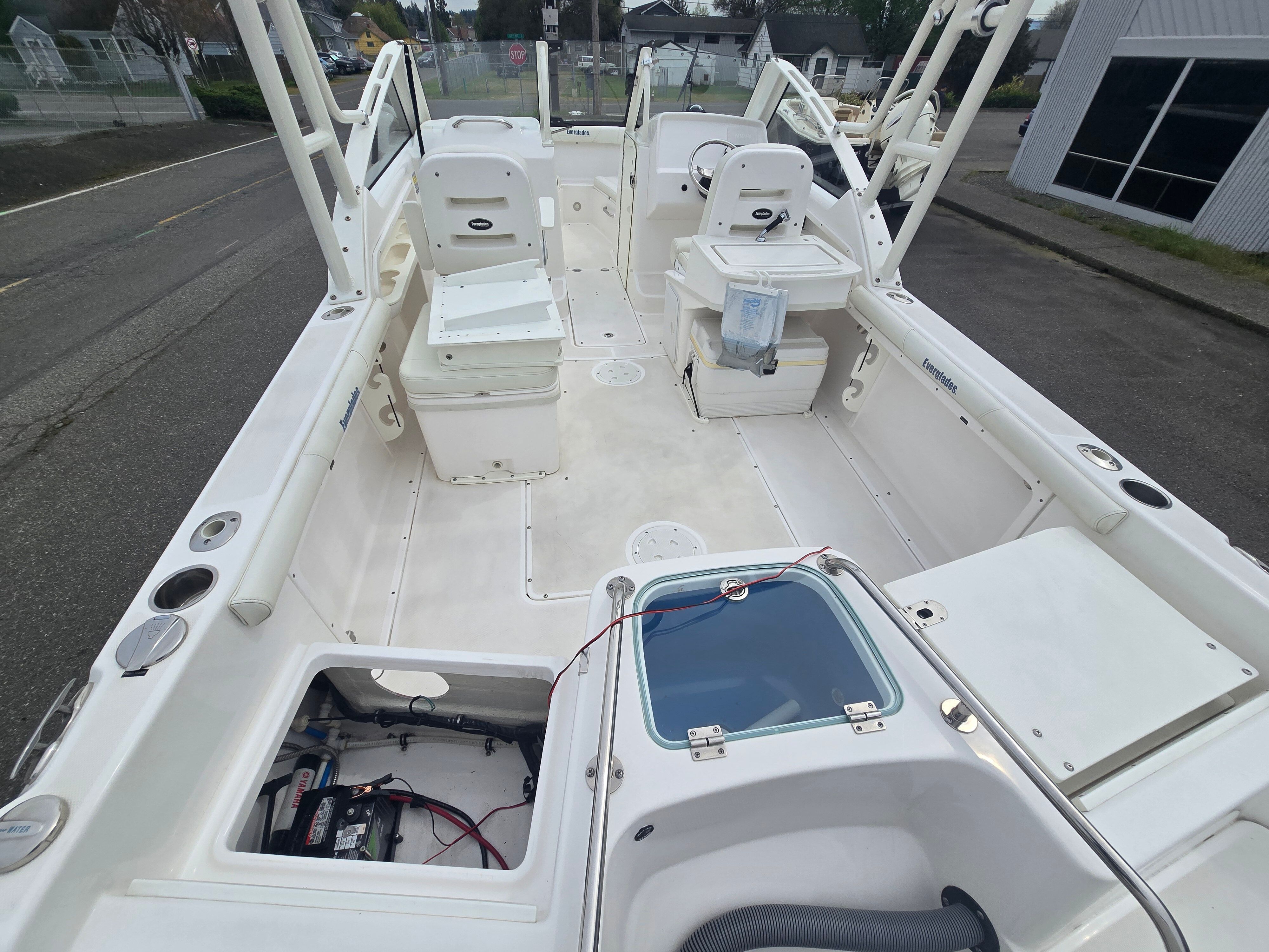 The image shows the deck of a 2017 Everglades 230 Dual Console boat.