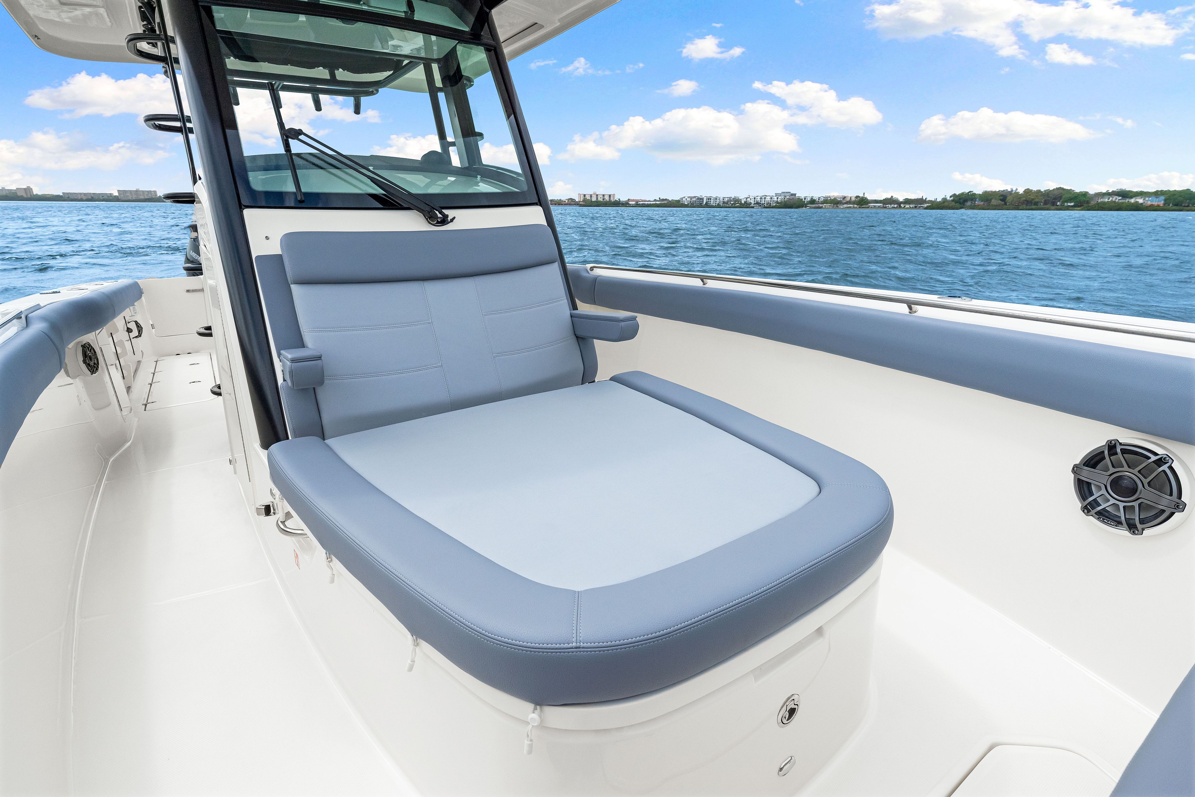 2026 Boston Whaler 330 Outrage - 32