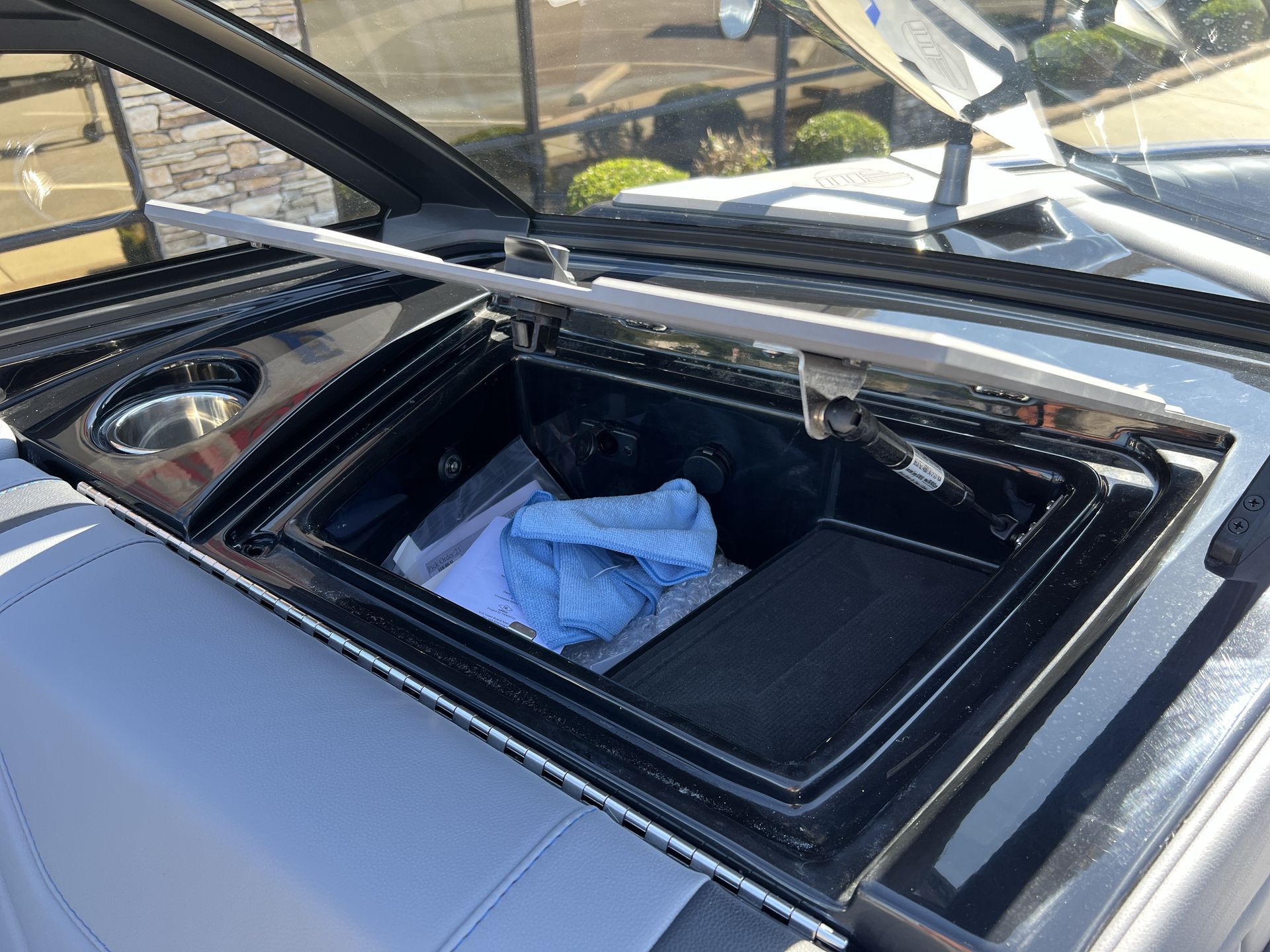 2025 MALIBU 25 LSV - Image 13