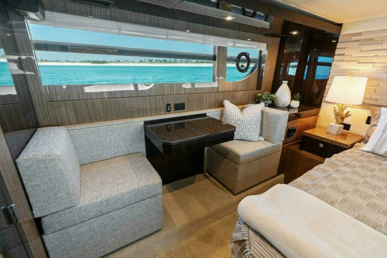 2023 Cruisers Yachts 60 Cantius Fly - Image 20