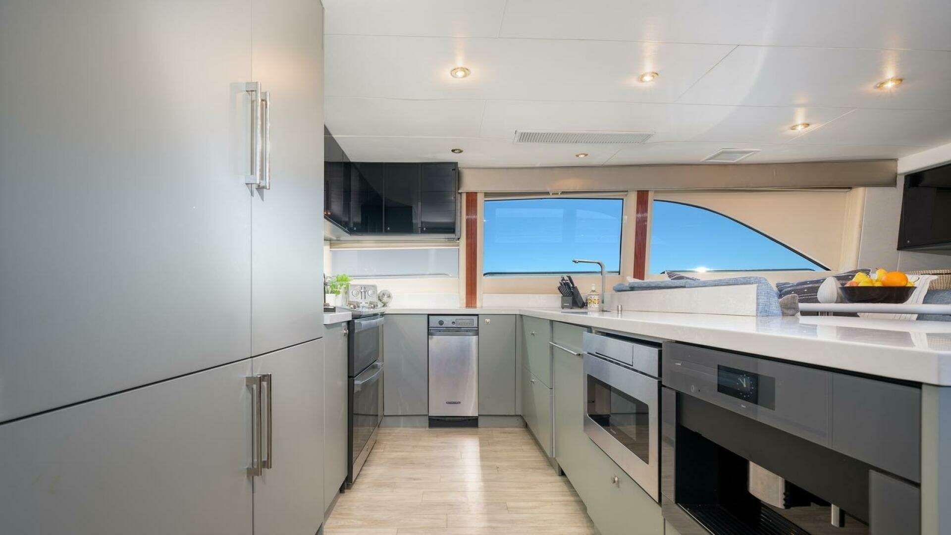 2002 Lazzara Yachts — - Image 8