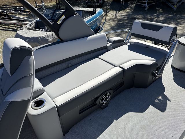 2026 Tahoe Cascade - Quad Lounger Shift Windshield - 27
