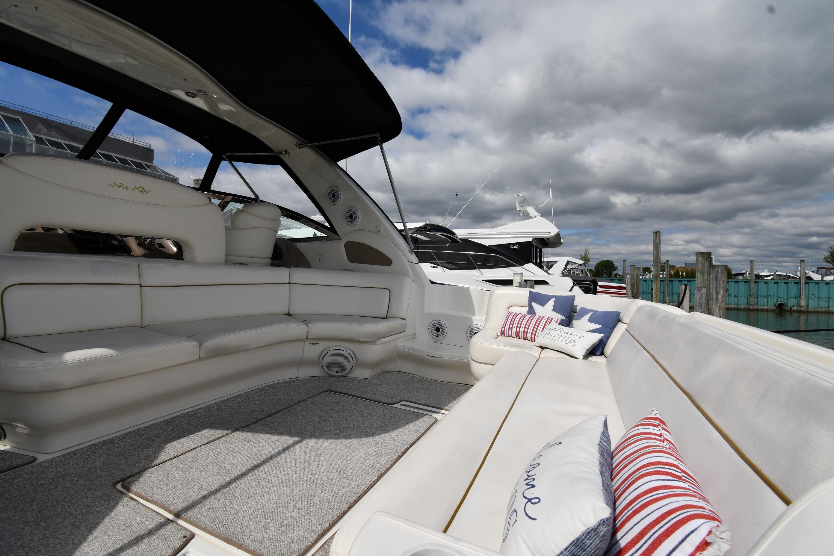 Luxurious 2000 Sea Ray 460 Sundancer yacht with spacious seating and decorative pillows.