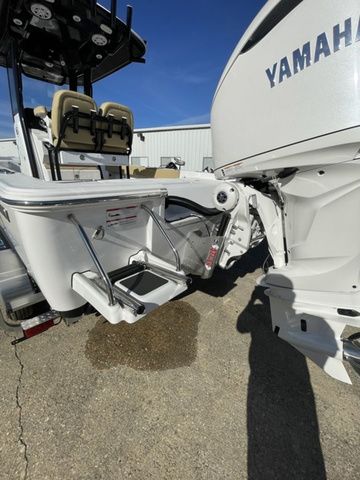 2025 Sportsman Masters 247 Bay Boat - 9