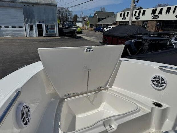 2025 Robalo Center Console R180 - 11
