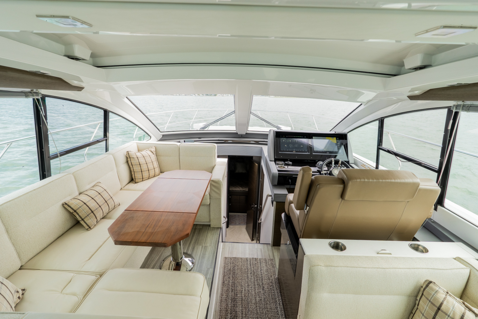 2018 Cruisers Yachts 50 CANTIUS - Image 42