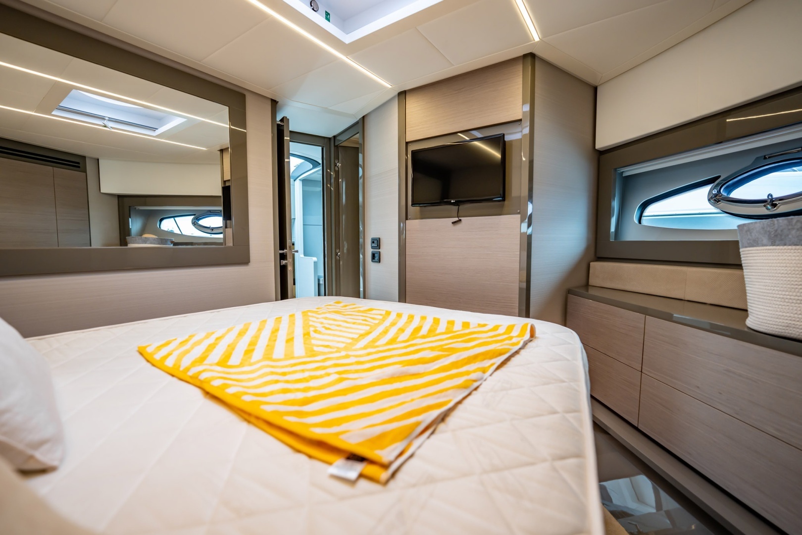 2020 Pershing 62 - Image 6