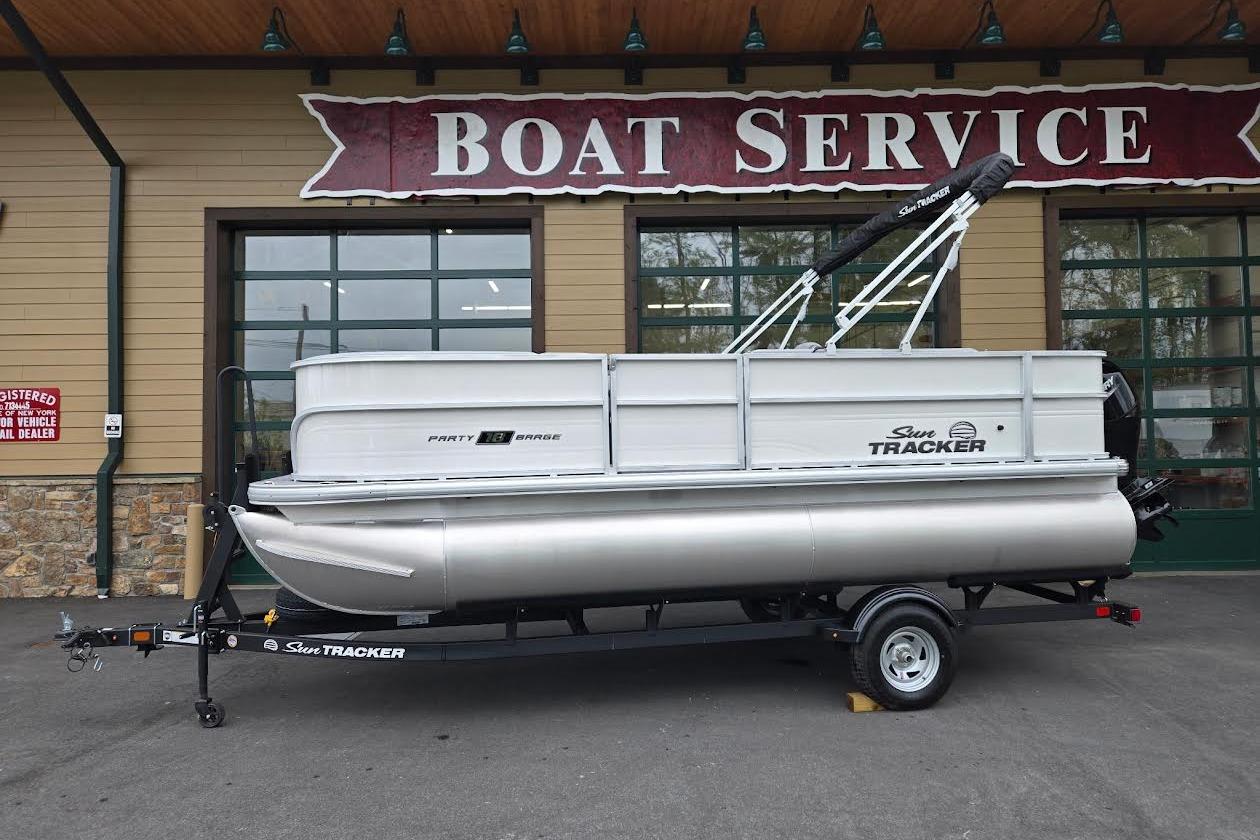 2026 Sun Tracker Party Barge 18 DLX