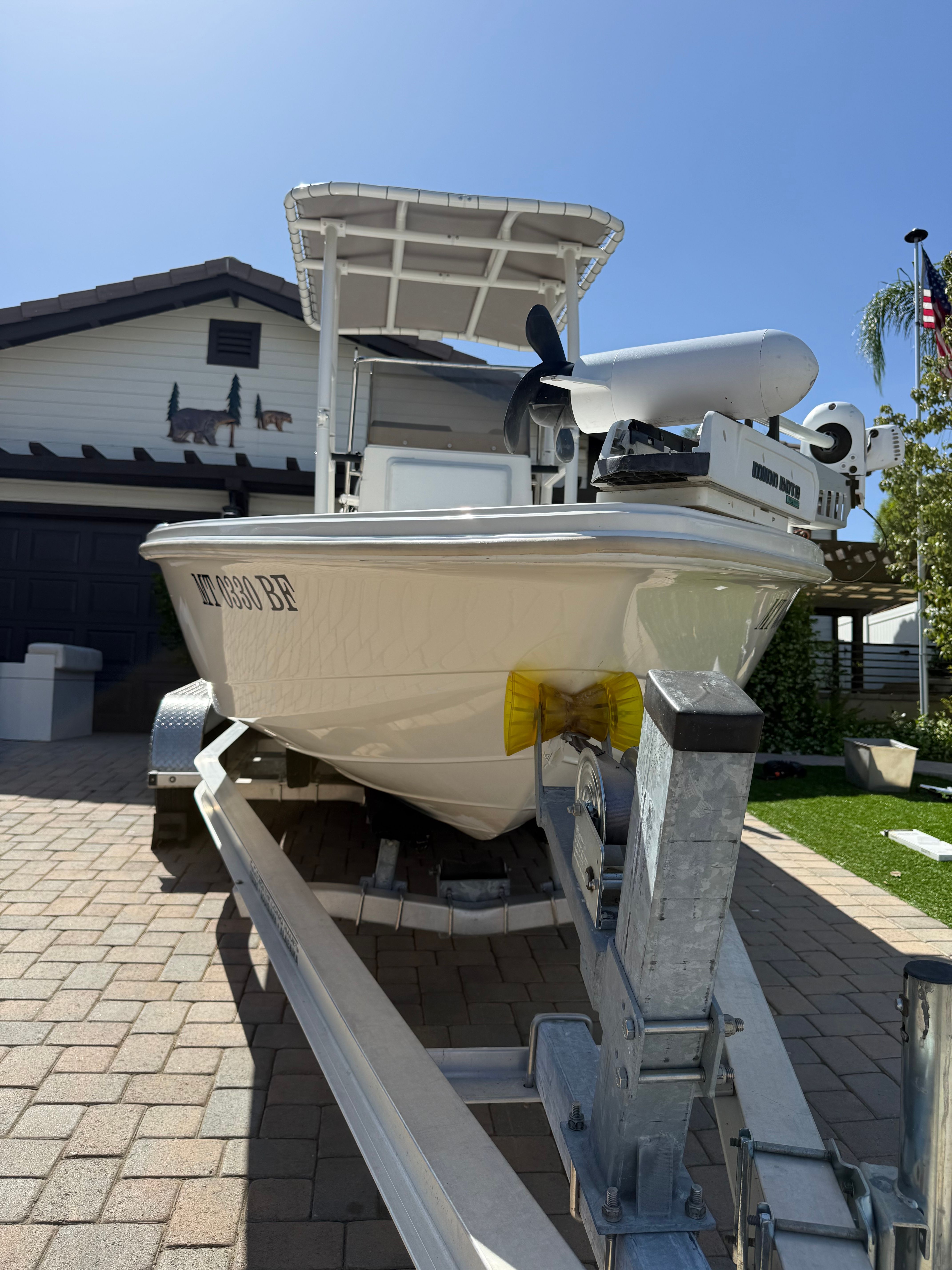 1998 Robalo 2100 Bay Hunter on trailer in driveway.