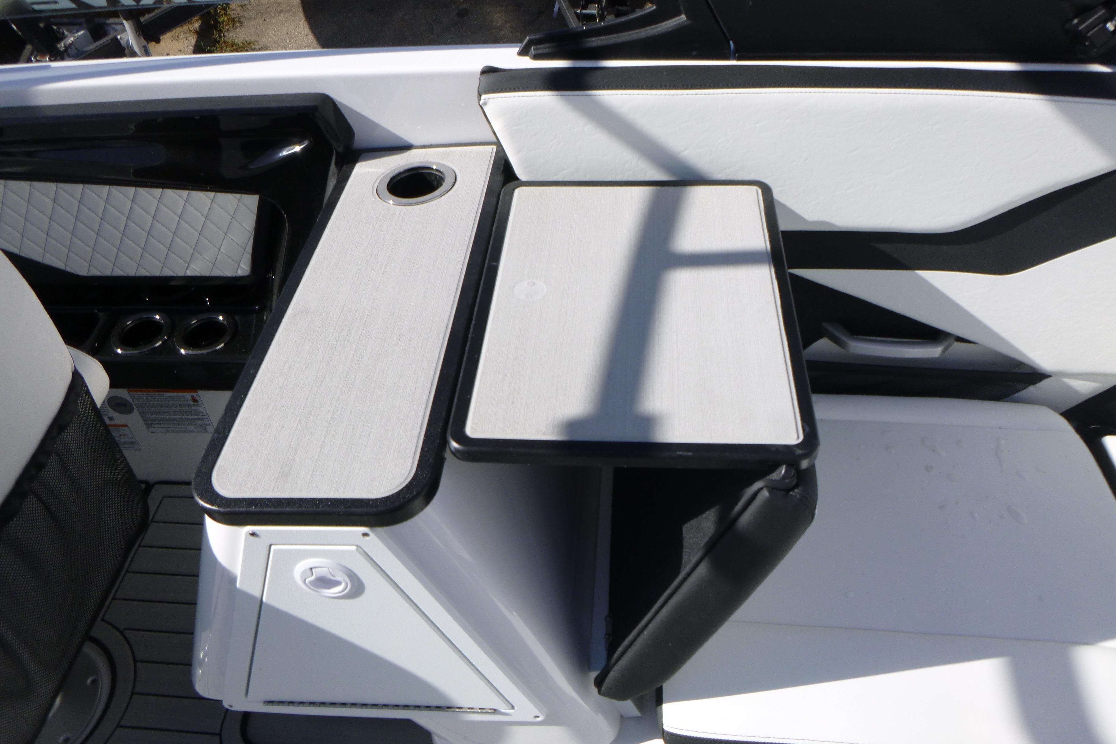 2026 Yamaha Boats 252SD interior with sleek seating and cup holders.