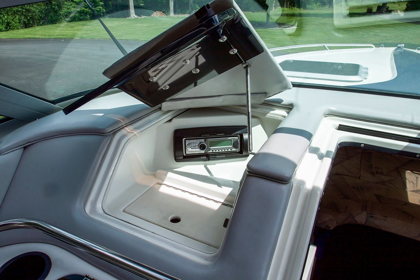 Interior of 1995 Mirage Trovare 275 boat with radio.
