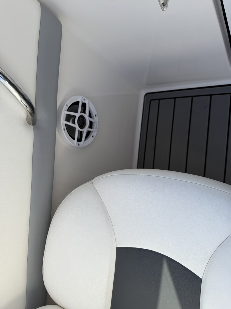 2023 Robalo R227 - Image 43