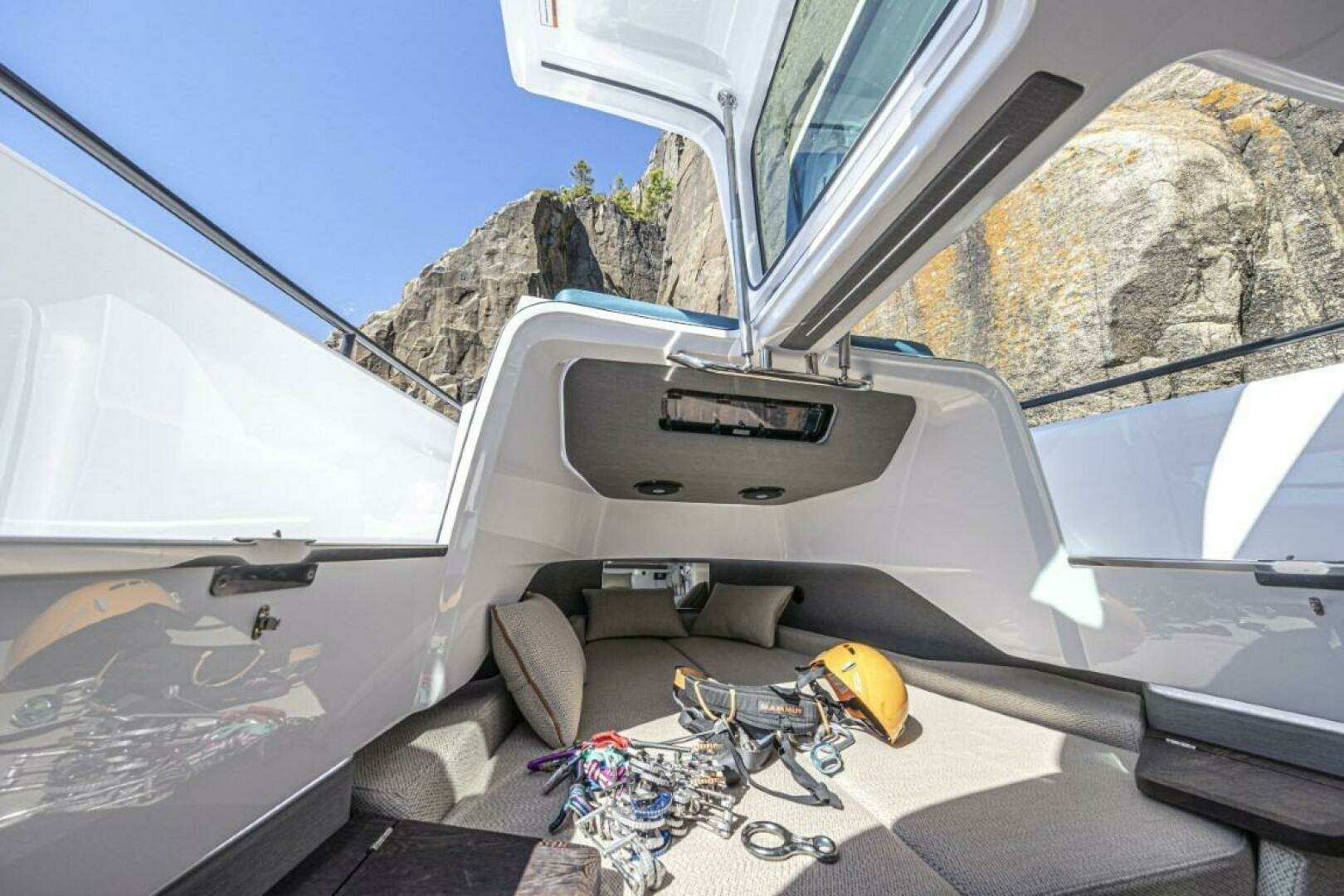 2024 Axopar 37XC CROSS CABIN - Image 13