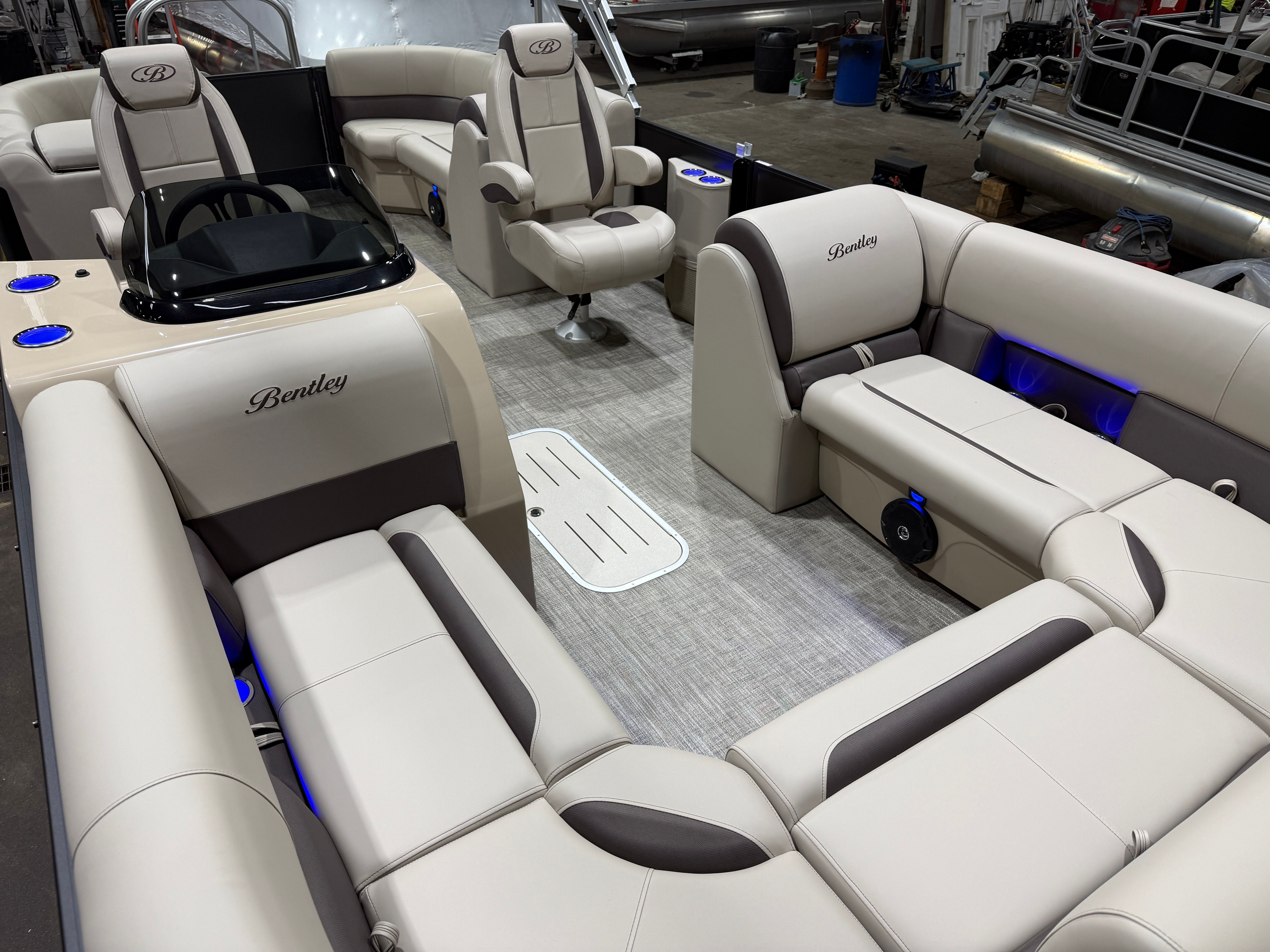 2026 Bentley Pontoons Legacy 223 Navigator Quad Lounge Tritoon & Honda 4-Stroke EFI - 36