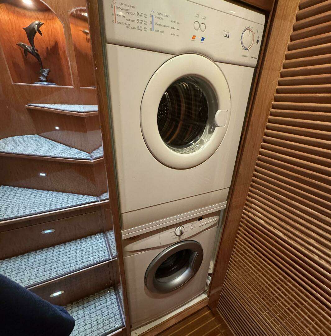 2004 Altima 55 Pilothouse - Image 47