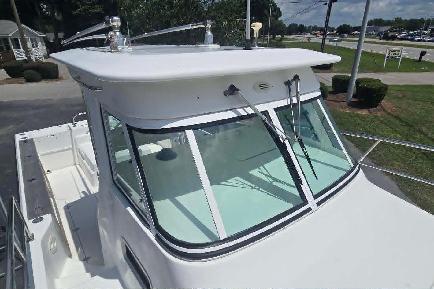 2003 True World Marine 286 boat with sleek cabin design and windshield wipers.
