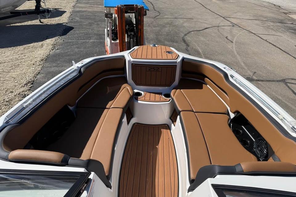 2026 Yamaha Boats 252SD interior with brown seating and wood accents.