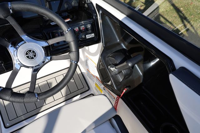 2026 Yamaha Boats 195 S BOTH COLOR AVAILABLE - 17