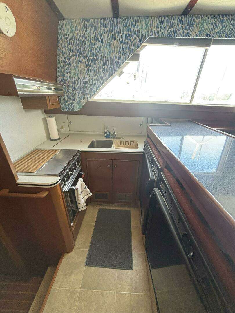 1972 Matthews 4 Flush Deck - Image 63