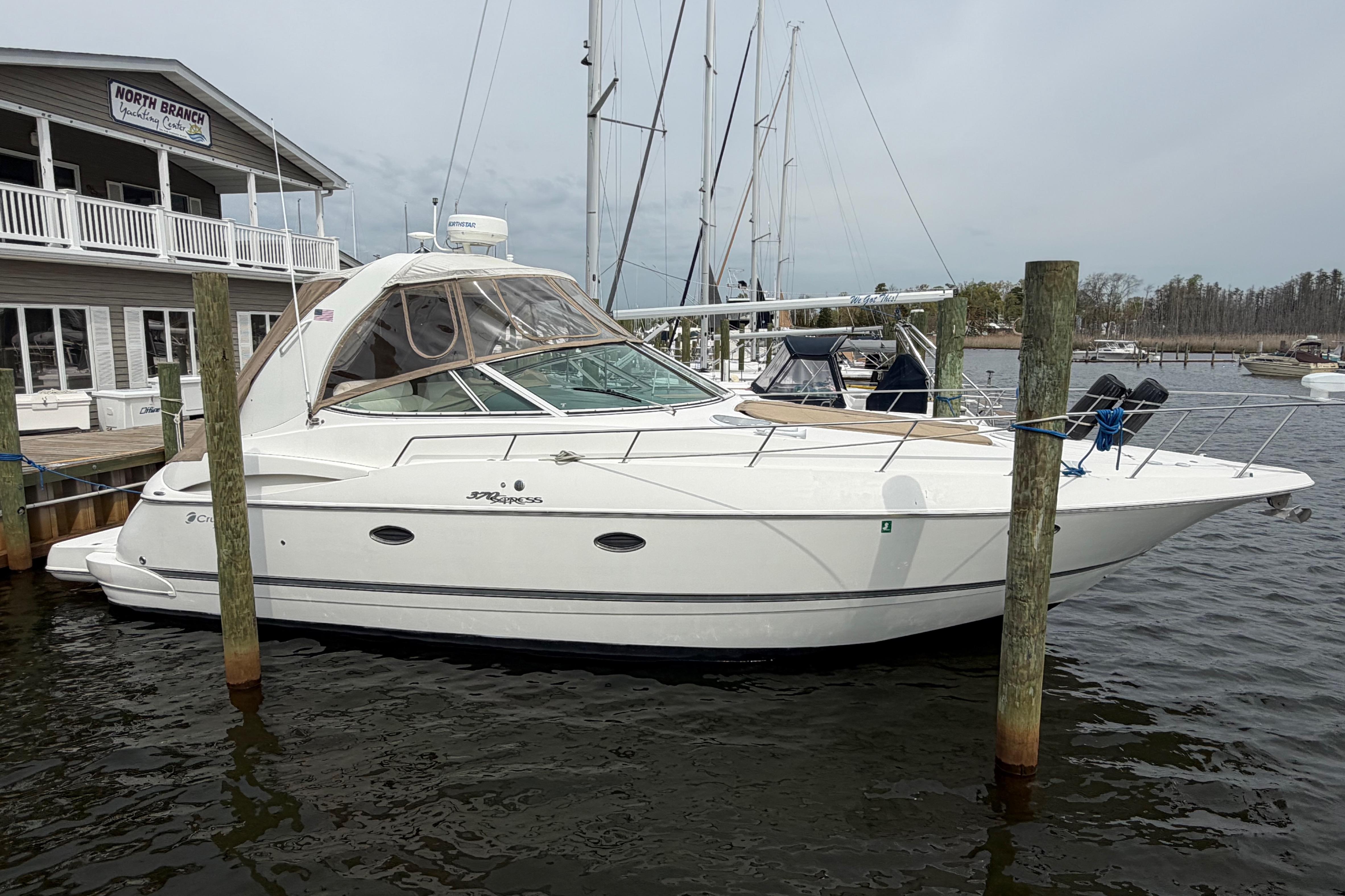 2007 Cruisers Yachts 370 Express