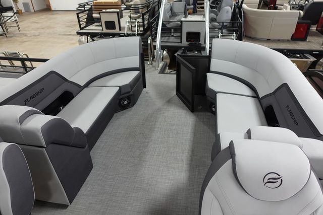 2025 Flagship Pontoons D25CU XT Tritoon - 18