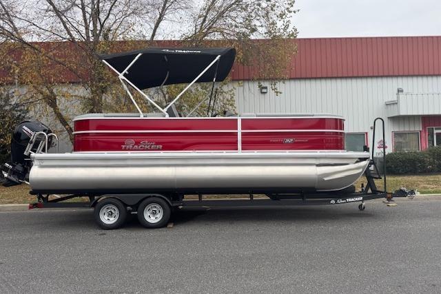 2026 Sun Tracker Party Barge 22 DLX