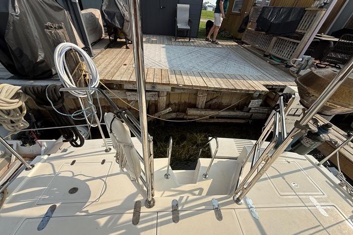 2007 Island Pilot 395 yacht docked, showing deck and mooring area with ropes and equipment.