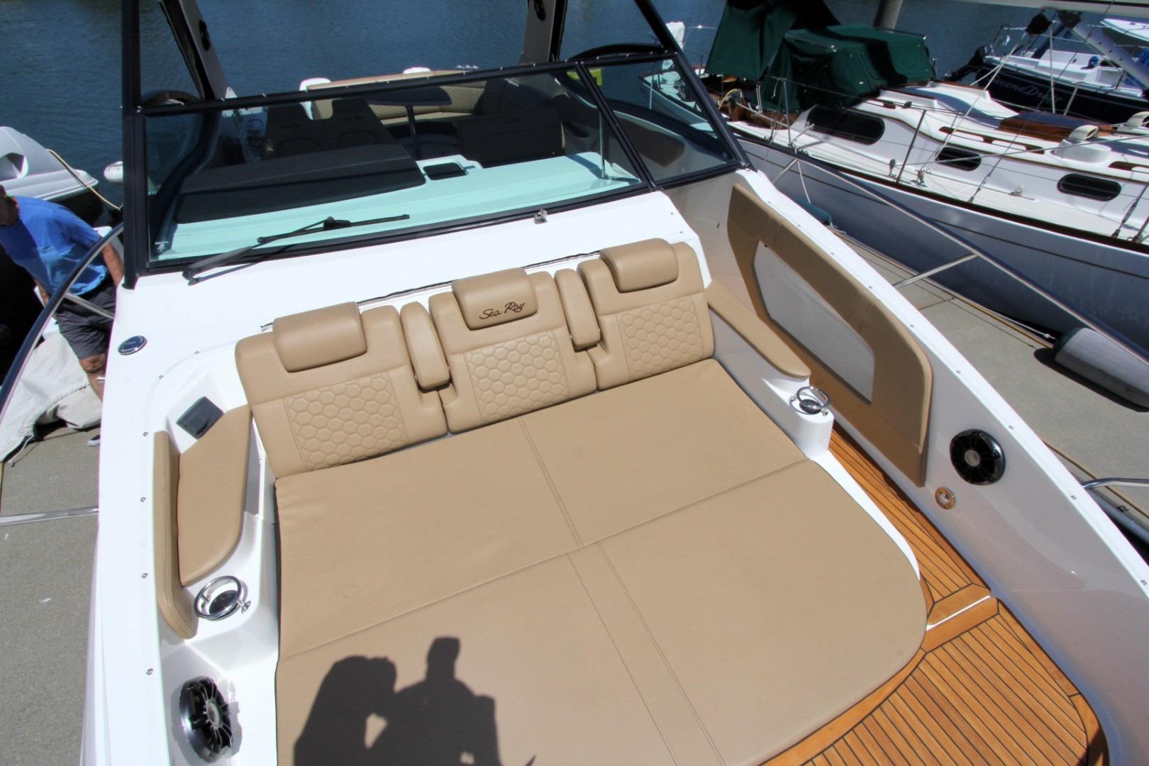 2021 Sea Ray Sundancer 320 Outboard with luxurious tan seating and sleek design.