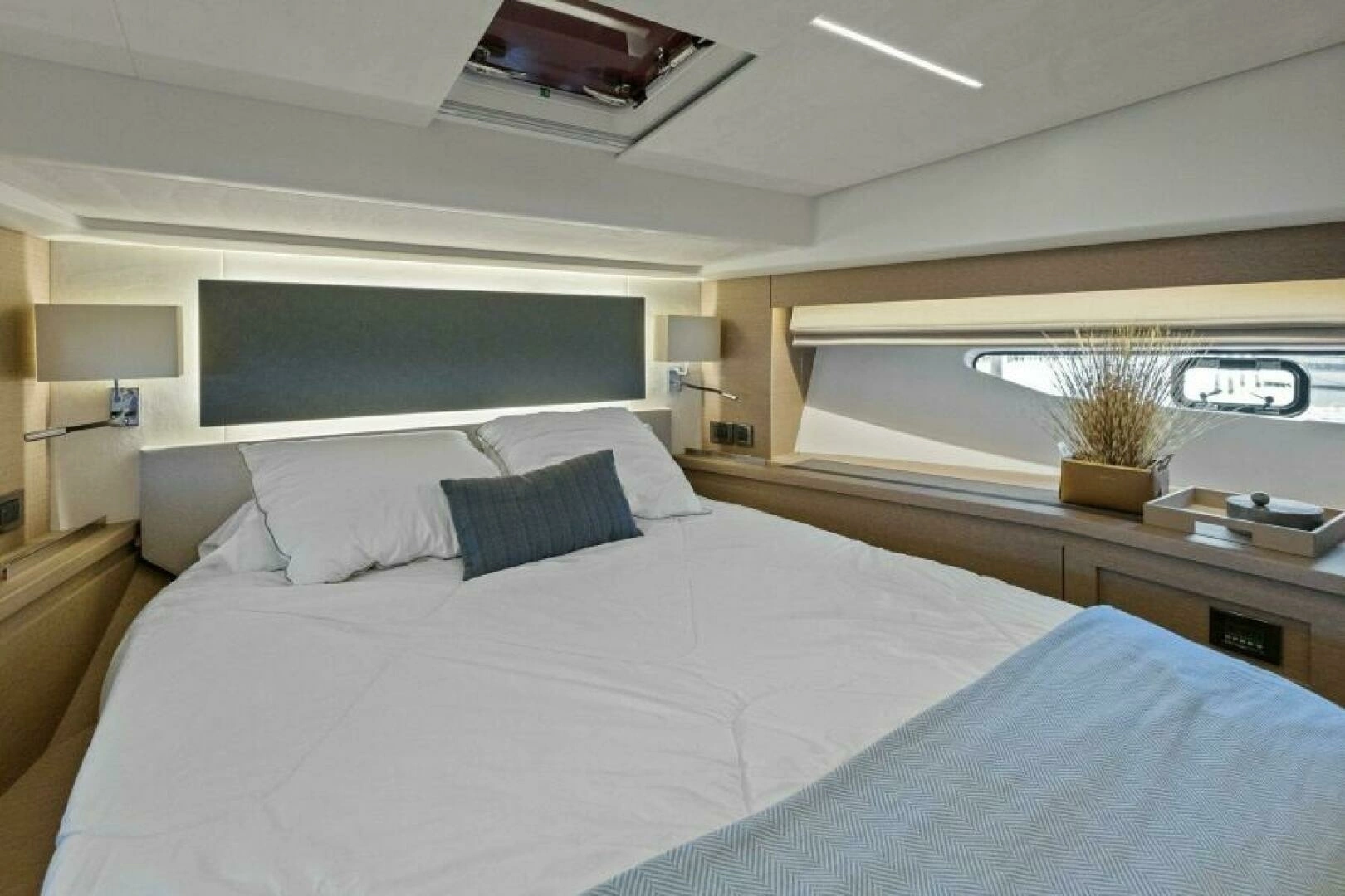 2022 Prestige 590 Flybridge - Image 32