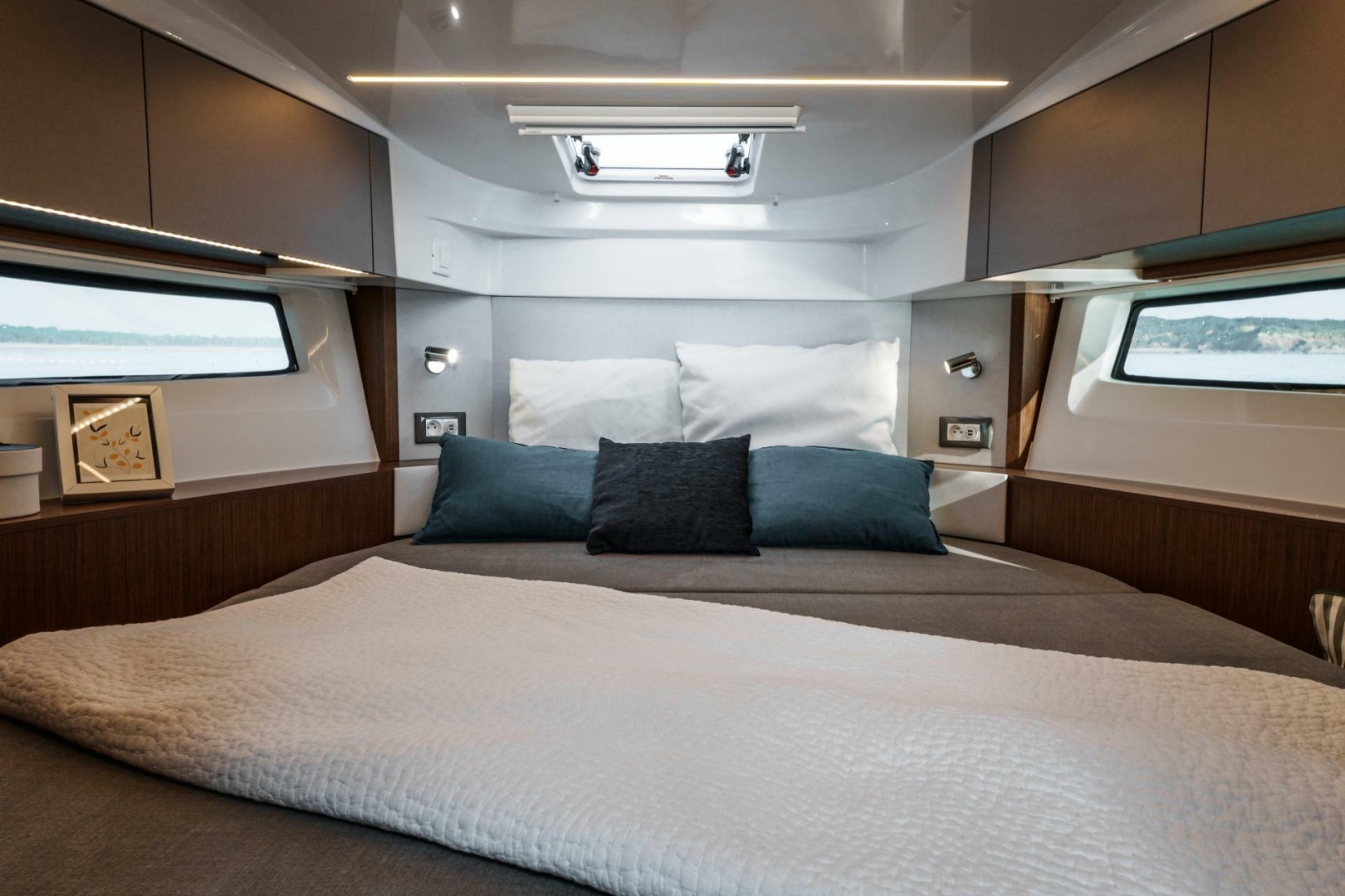 2027 Beneteau Antares 9 - Image 10