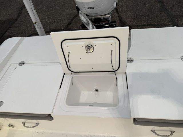 2026 Everglades 253 Center Console - 10