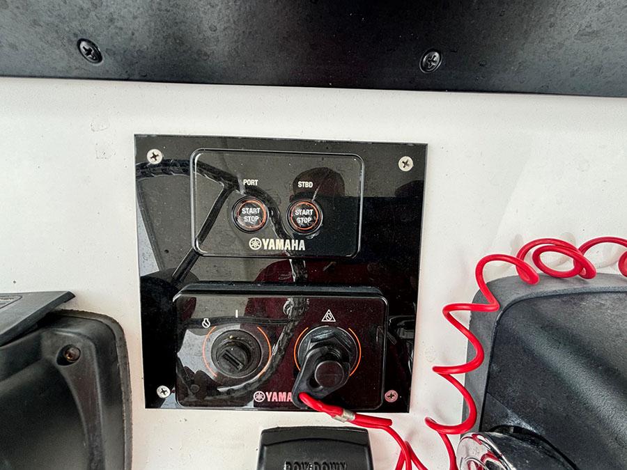 Yamaha control panel on 2003 Marlago FS35 boat dashboard with start/stop buttons and safety lanyard.