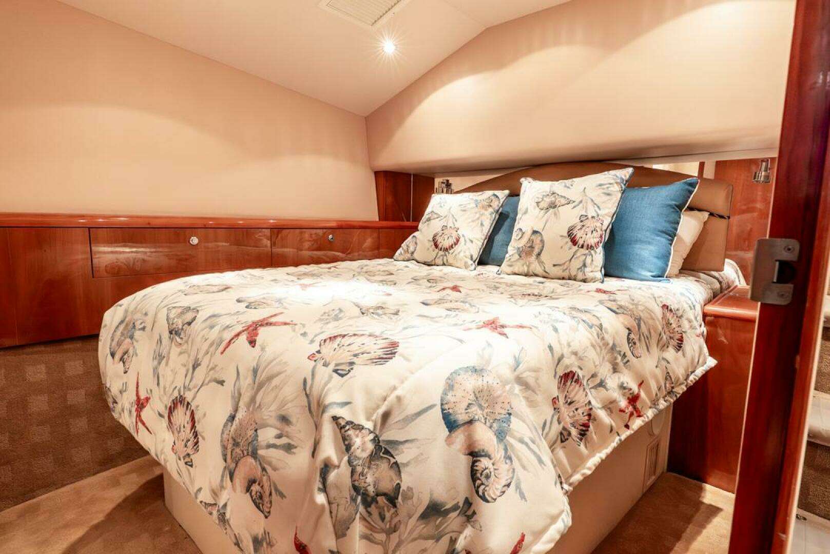 2005 Hatteras 50 Convertible - Image 23