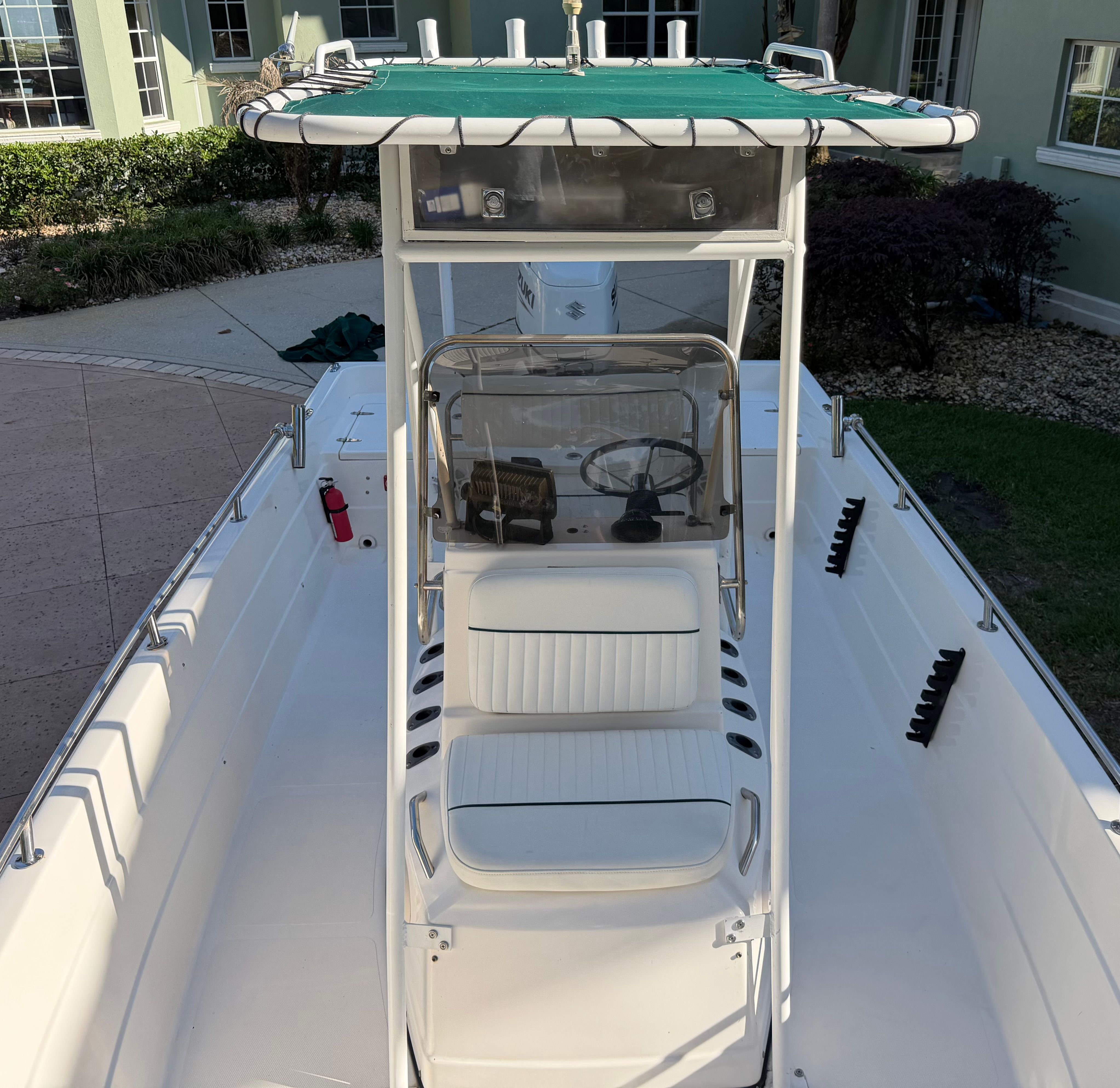 1999 Skeeter ZX2200 boat with helm and seating area.