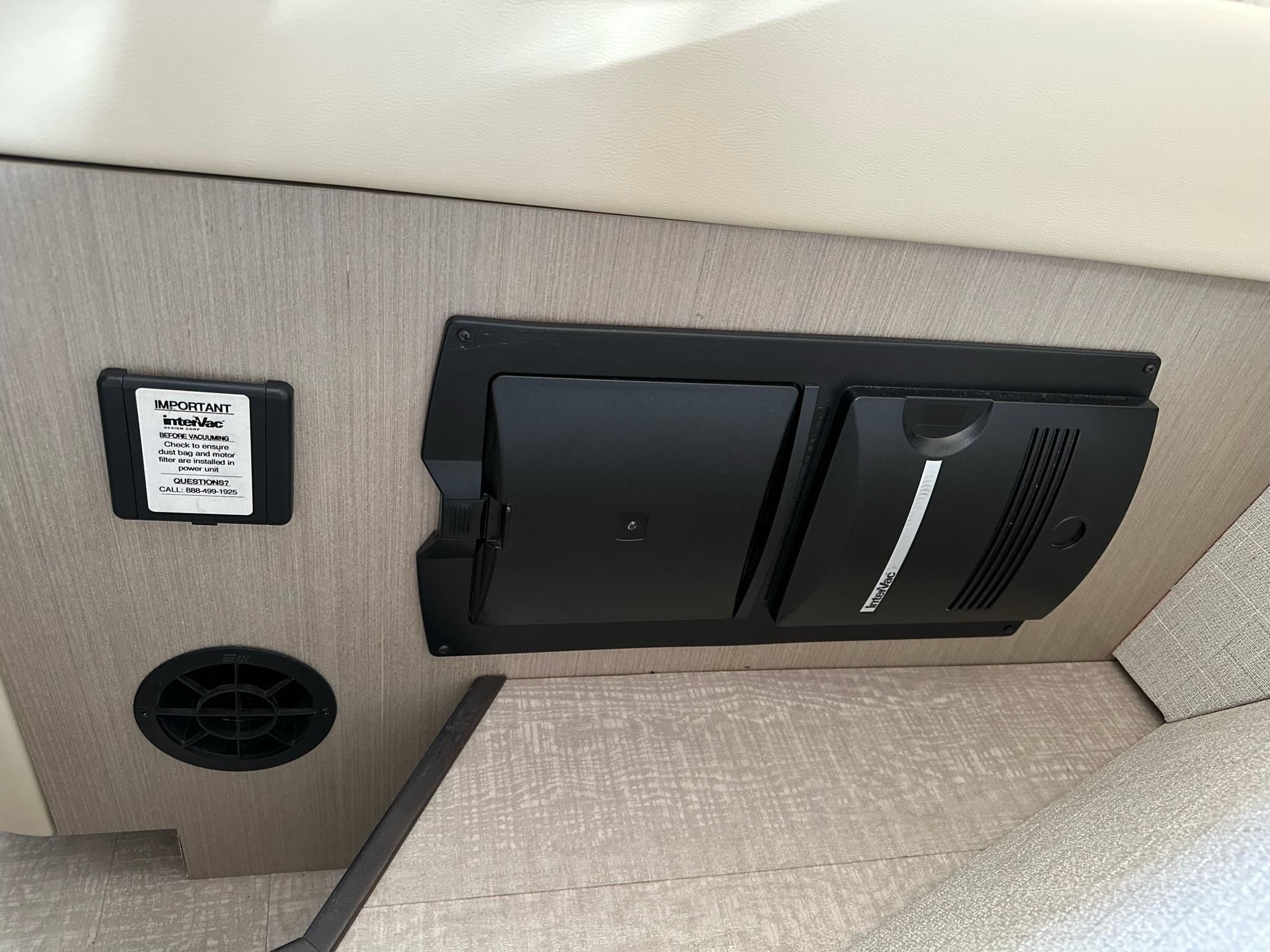 2021 Regal 42 Grande Coupe - 10