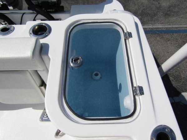 2024 Wellcraft 263 Fisherman livewell with clear lid and stainless steel hardware.
