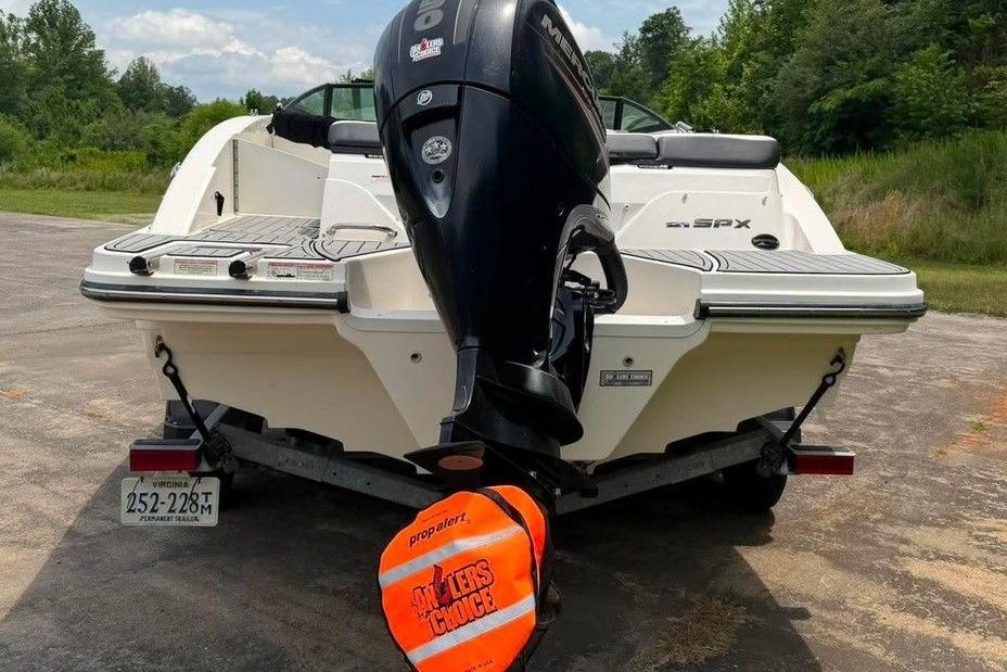 2016 Sea Ray 21 SPX boat on trailer, featuring outboard motor and propeller cover.
