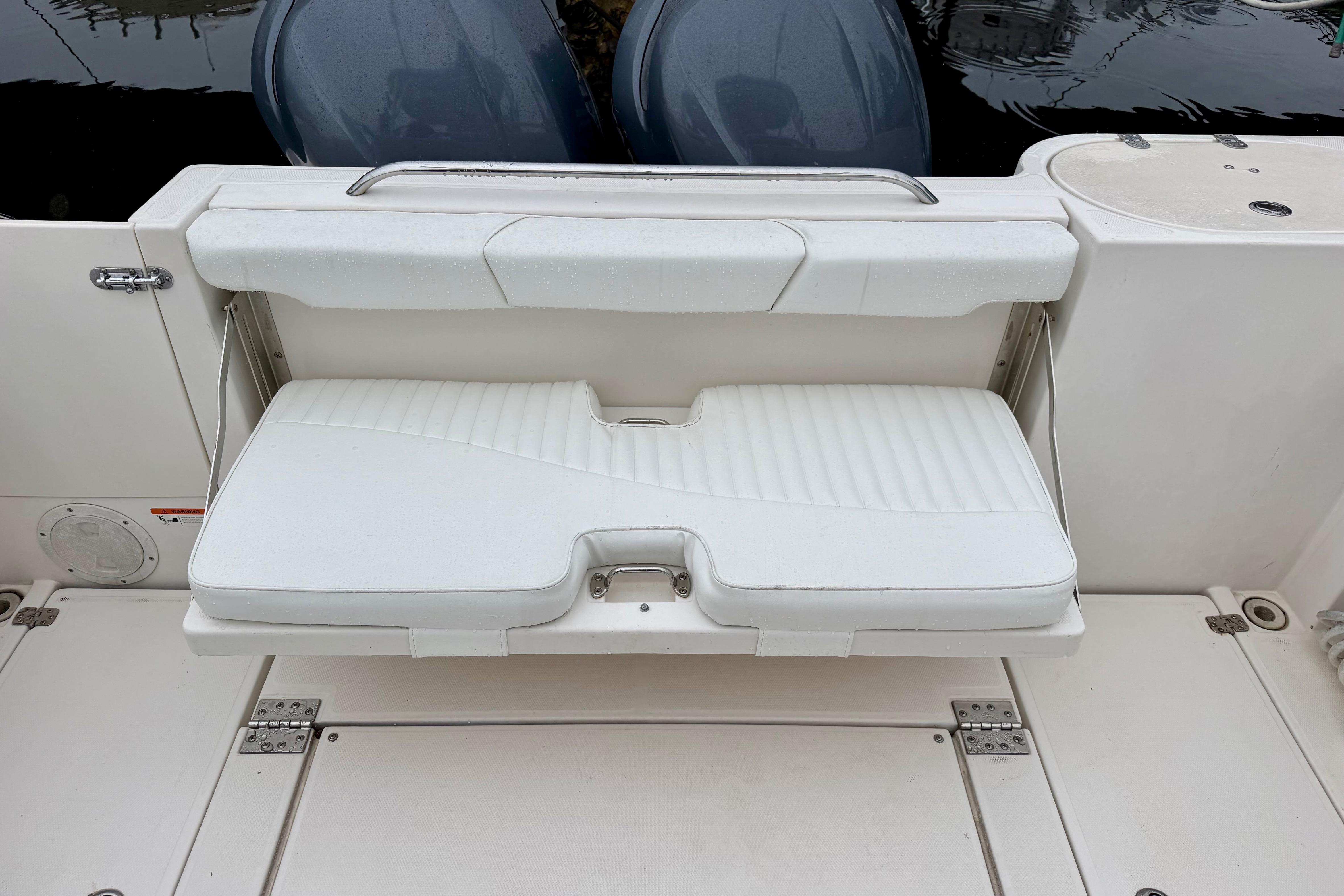 2006 Seaswirl Striper 2901 Walkaround O/B boat seat with white cushioned bench.